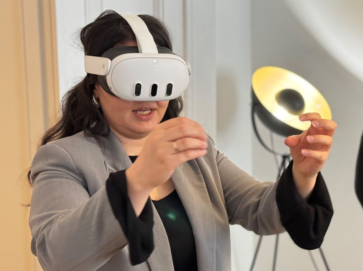 Teilnehmerin testet ein VR-Headset in einem beluga Workshop